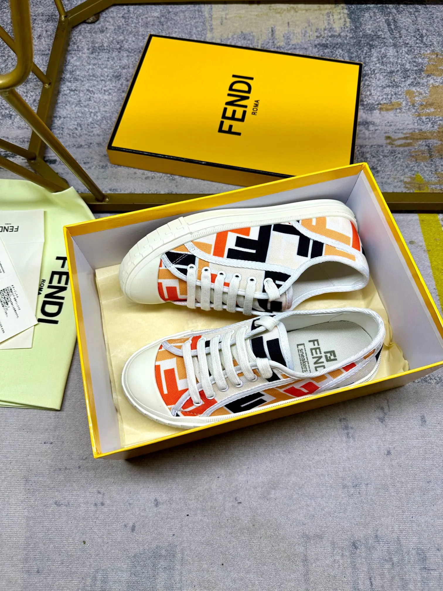 Couple style 💰460❤️Fendi Fendi's latest couple canvas shoes ❑ Fabric: Original customized imported jacquard canvas material ❑ Inner lining: Imported canvas material ❑ Sole: Original molded non-slip TPU outsole ❑ Bottom thickness: 2.5cm ❑ Size: Women's 35-40/Men's 39-45